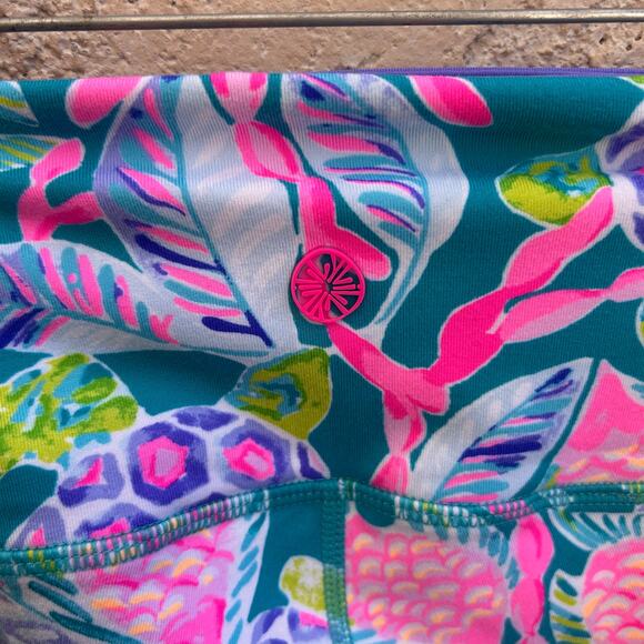 Lilly Pulitzer Weekender Crop Leggings 21” Maldives Green Turtle Wave XS - Picture 6 of 6